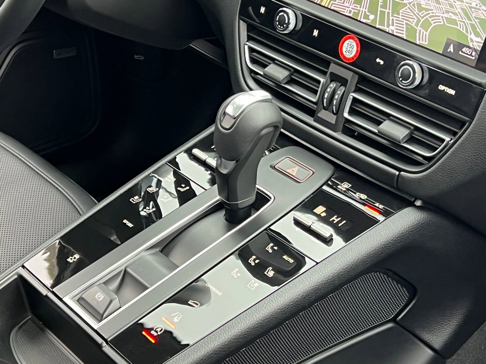 Certified 2025 Porsche Macan AWD/4WD image 35