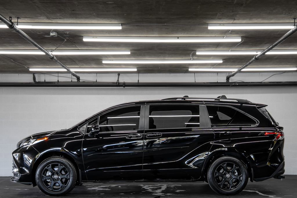 Used 2025 Toyota Sienna XLE Woodland Edition image 2