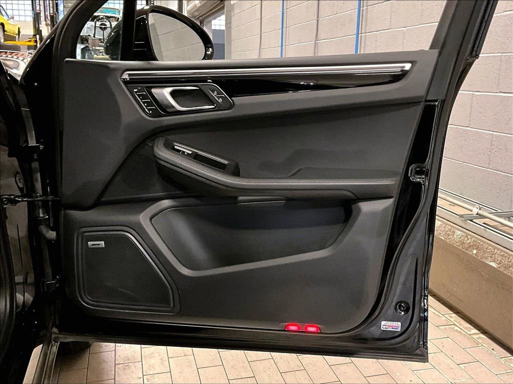 Certified 2023 Porsche Macan AWD/4WD image 29