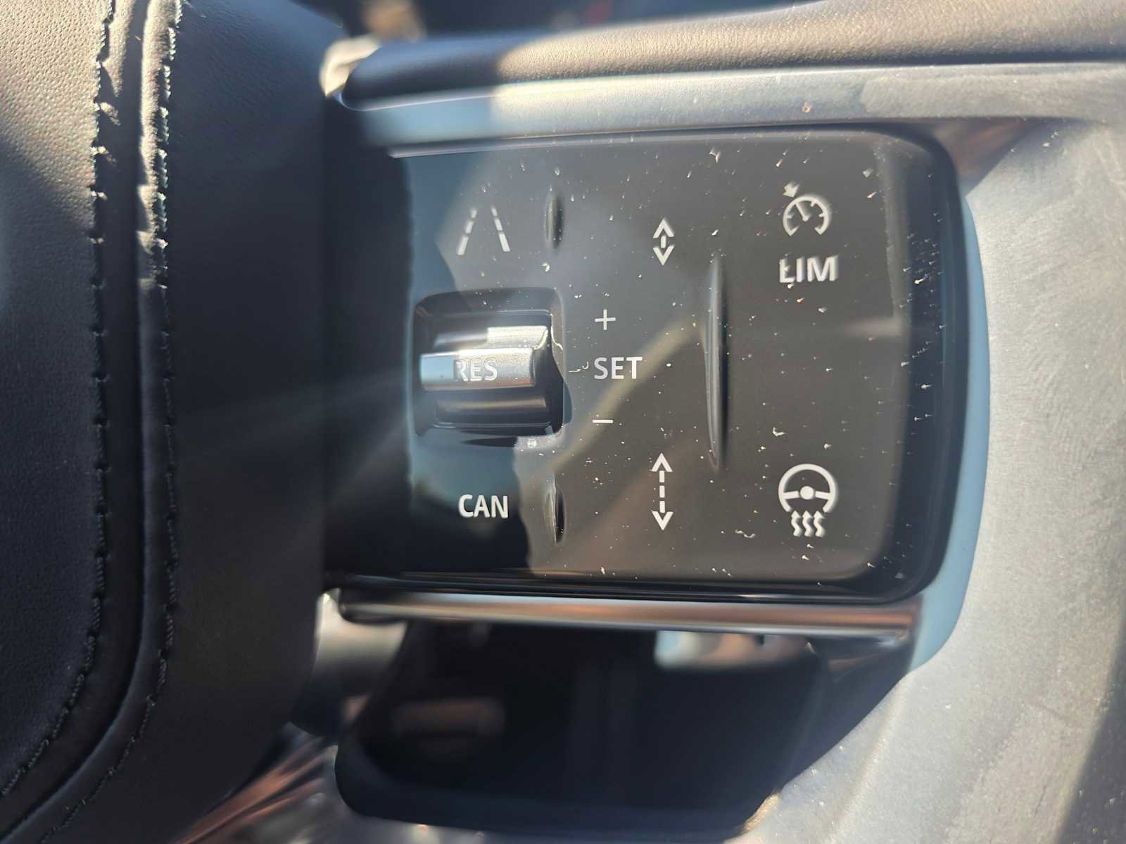 Used 2025 Land Rover Range Rover SE image 32