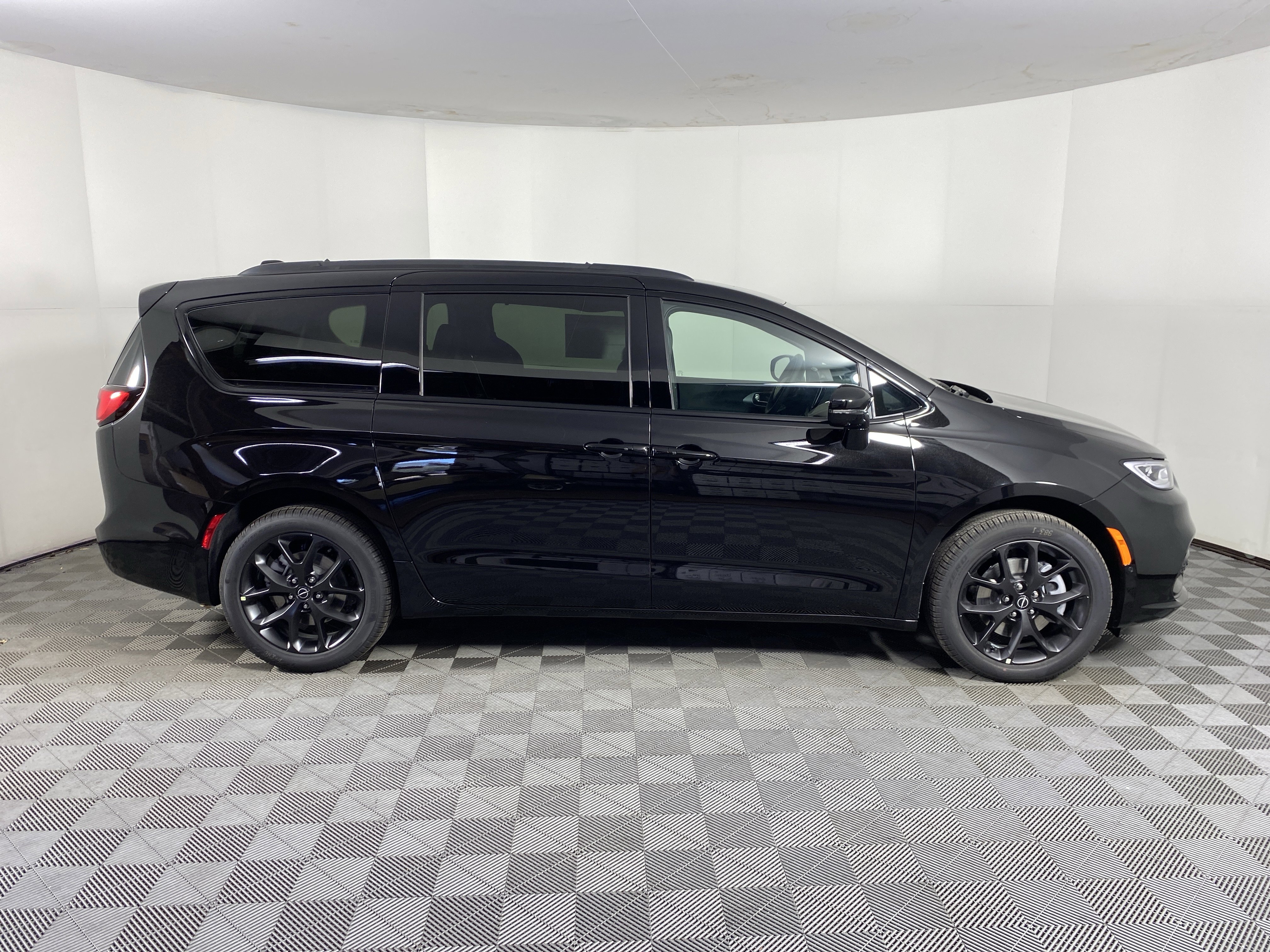 New 2026 Chrysler Pacifica Limited w/ S Appearance Package image 7