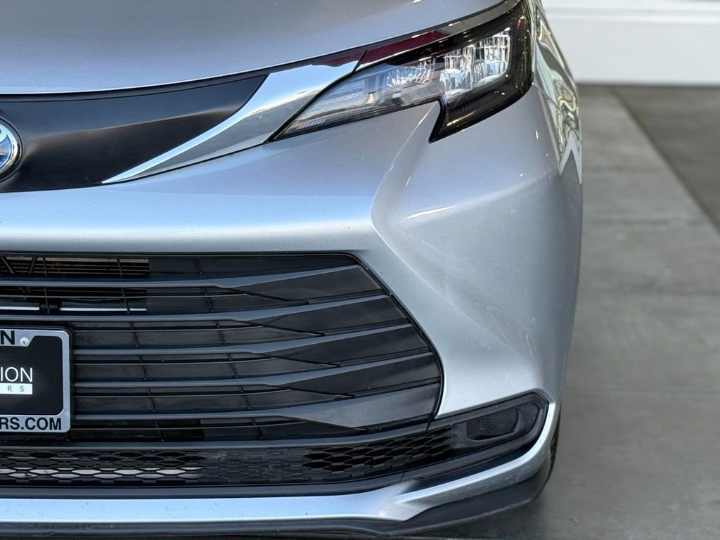 Used 2024 Toyota Sienna LE image 5