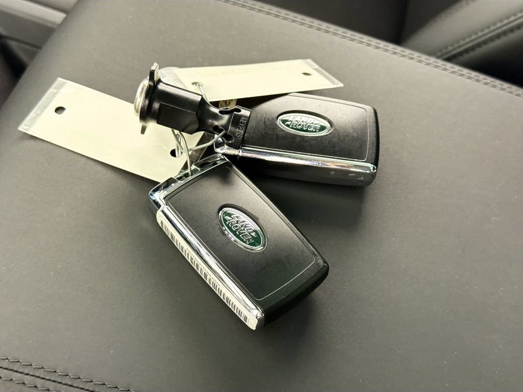 Used 2025 Land Rover Defender 110 X-Dynamic SE AWD/4WD image 17