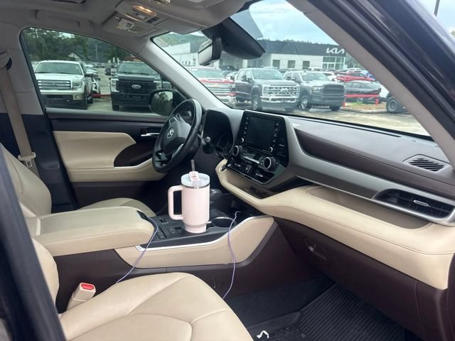 Used 2021 Toyota Highlander XLE FWD image 41