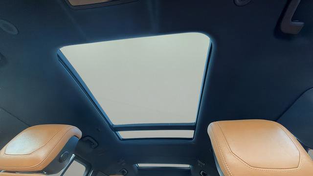 Used 2023 Land Rover Defender 130 SE image 33