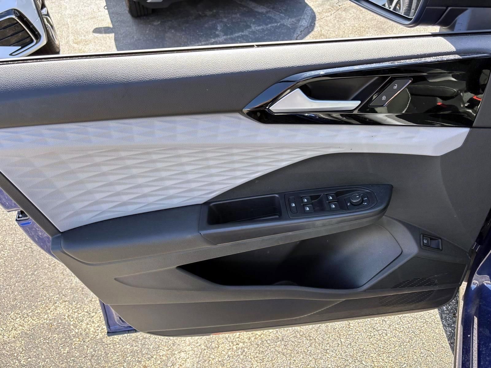 Used 2023 Volkswagen Taos S w/ Driver Assistance Package image 11