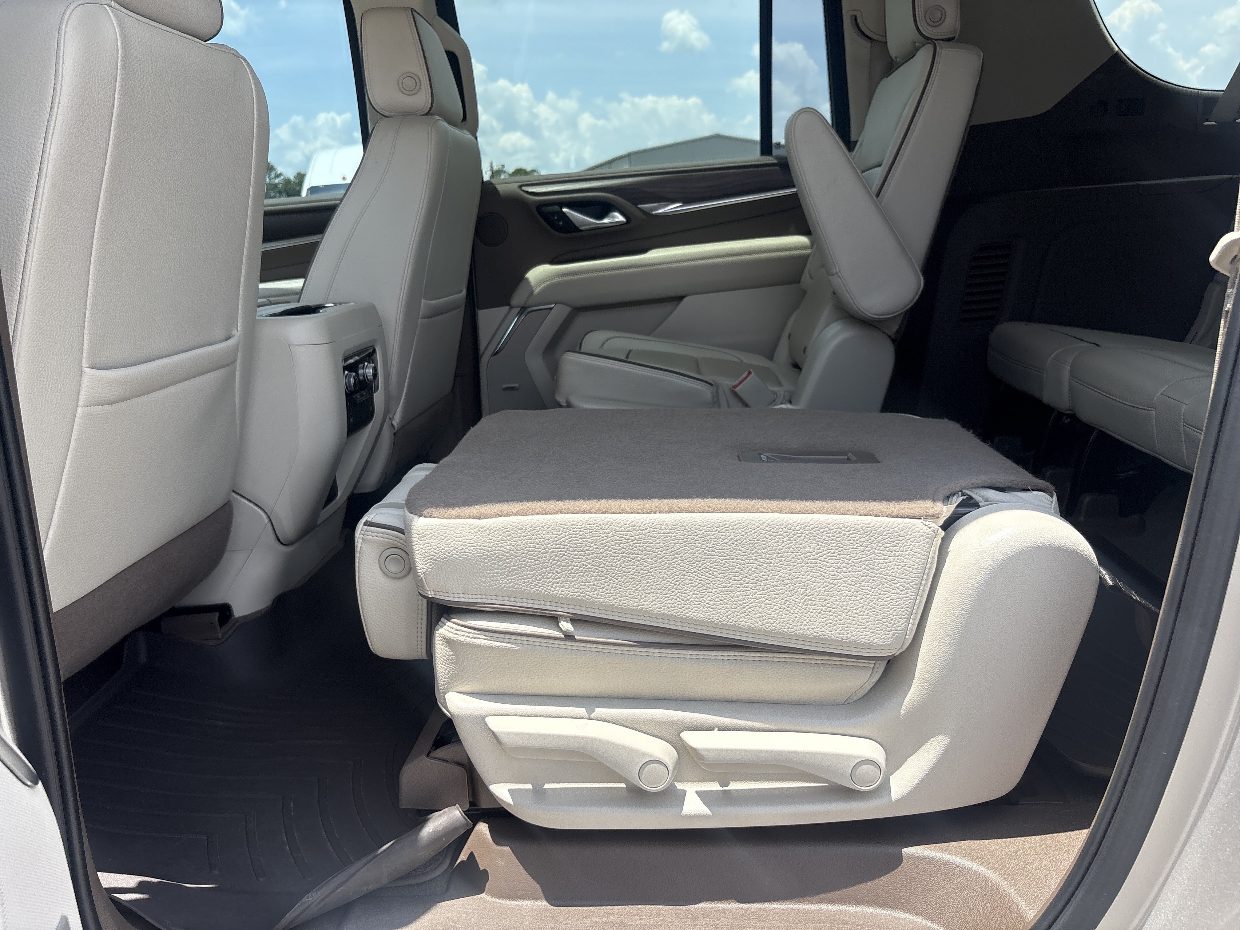 Used 2022 GMC Yukon XL Denali RWD image 20