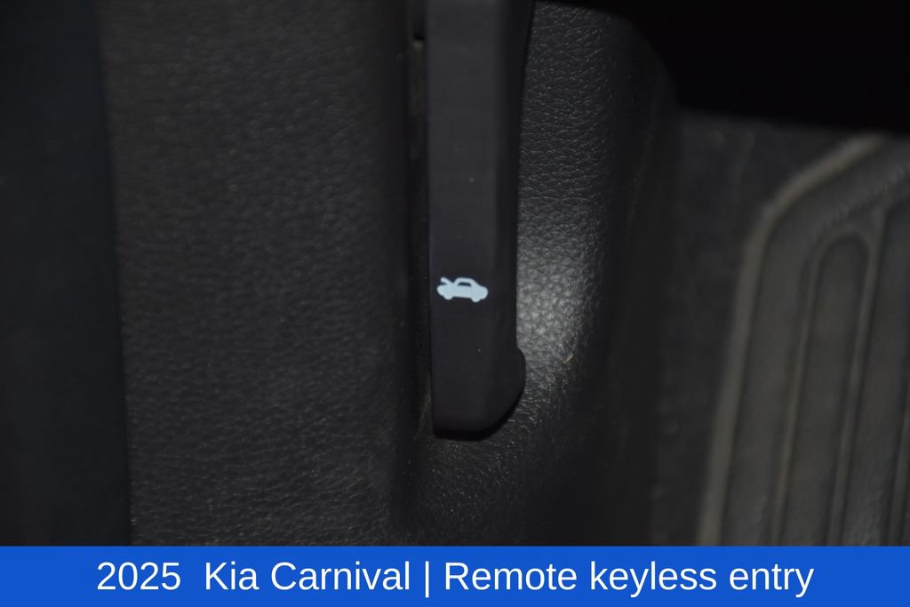 Used 2025 Kia Carnival FWD image 10
