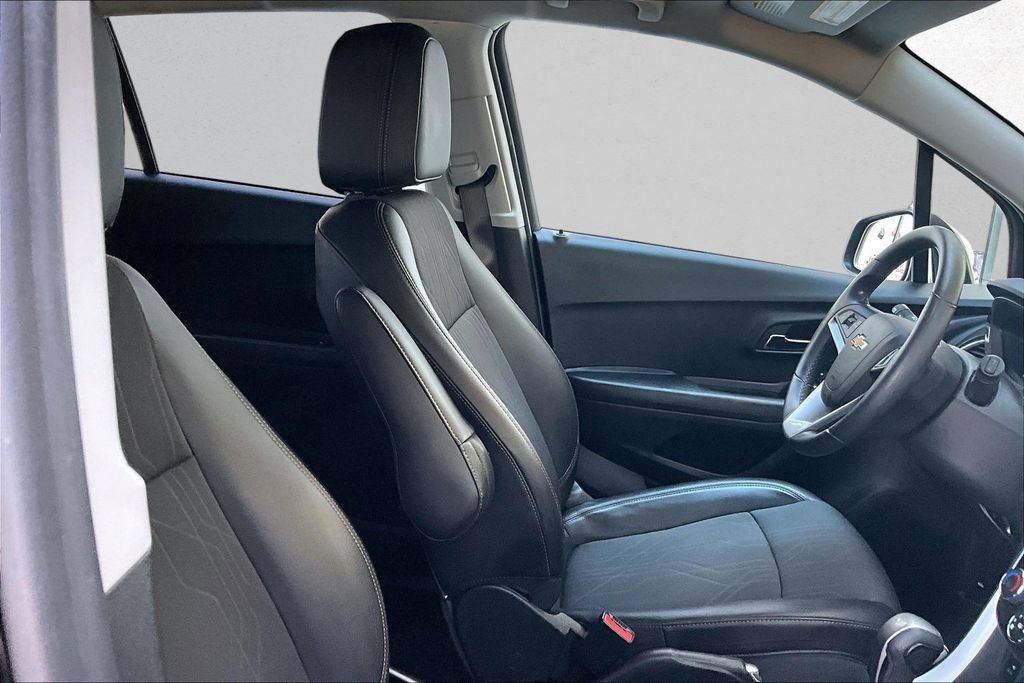 Used 2022 Chevrolet Trax LT w/ LT Convenience Package FWD image 28