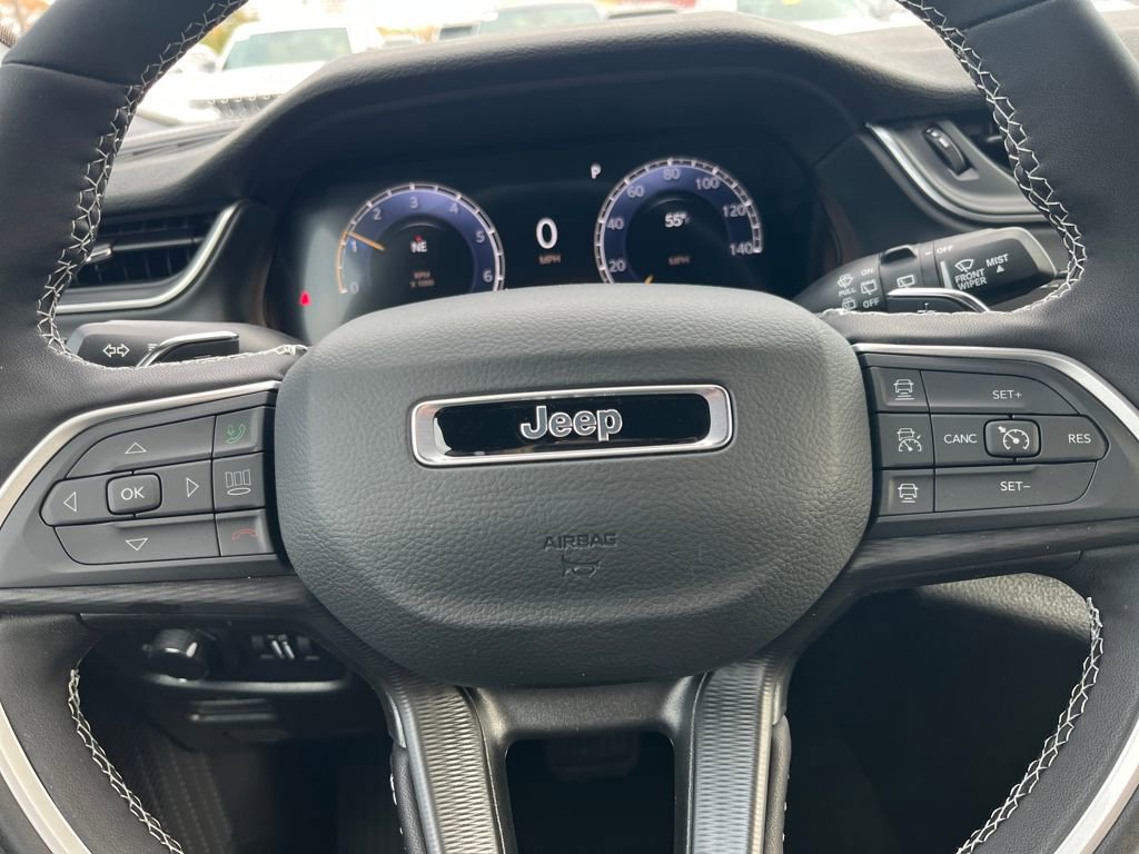 New 2025 Jeep Grand Cherokee Laredo X w/ Luxury Tech Group I AWD/4WD image 16
