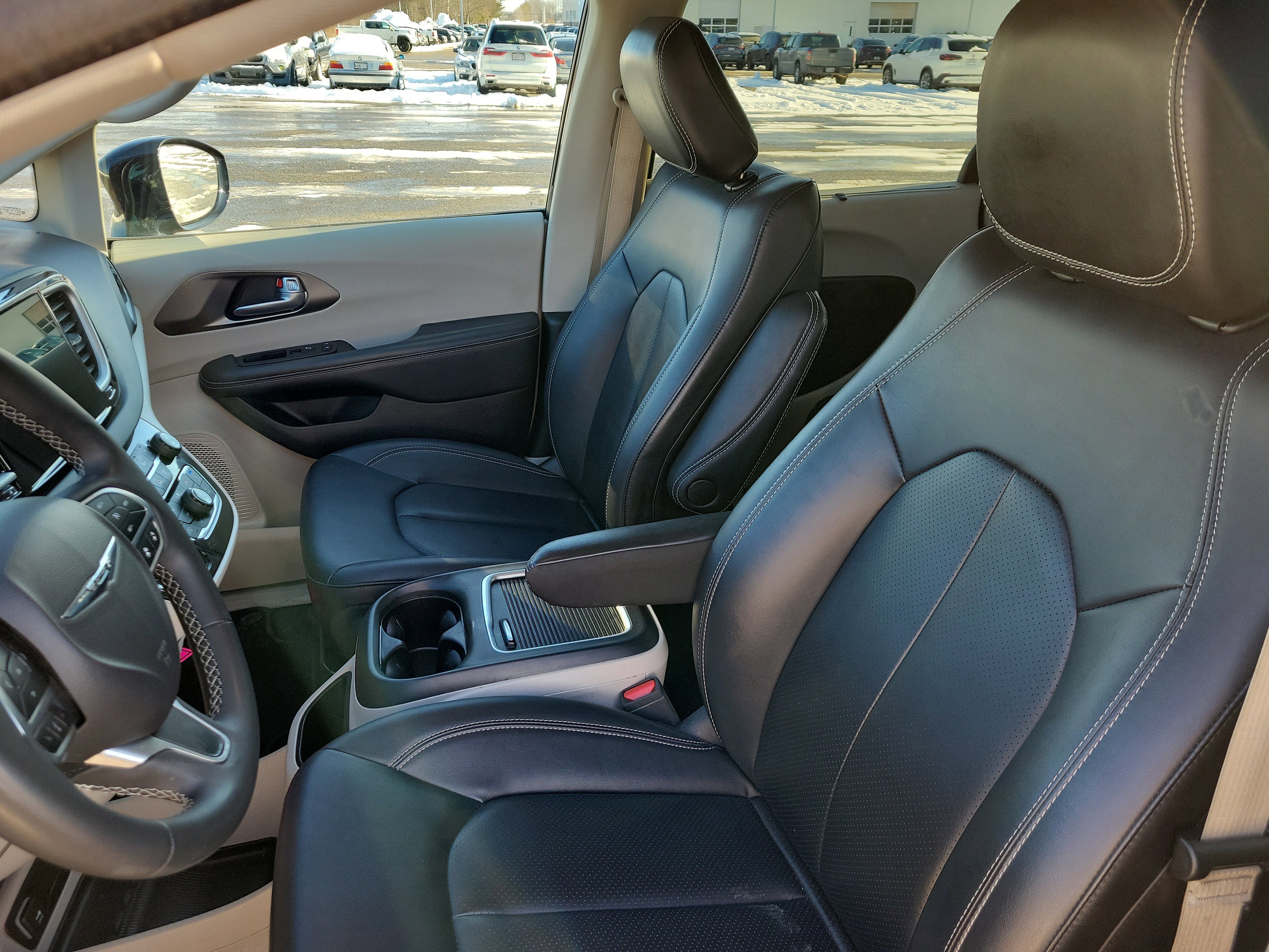 Used 2024 Chrysler Pacifica Touring-L image 14