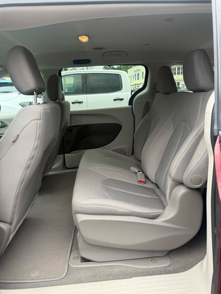 Used 2018 Chrysler Pacifica L FWD image 31