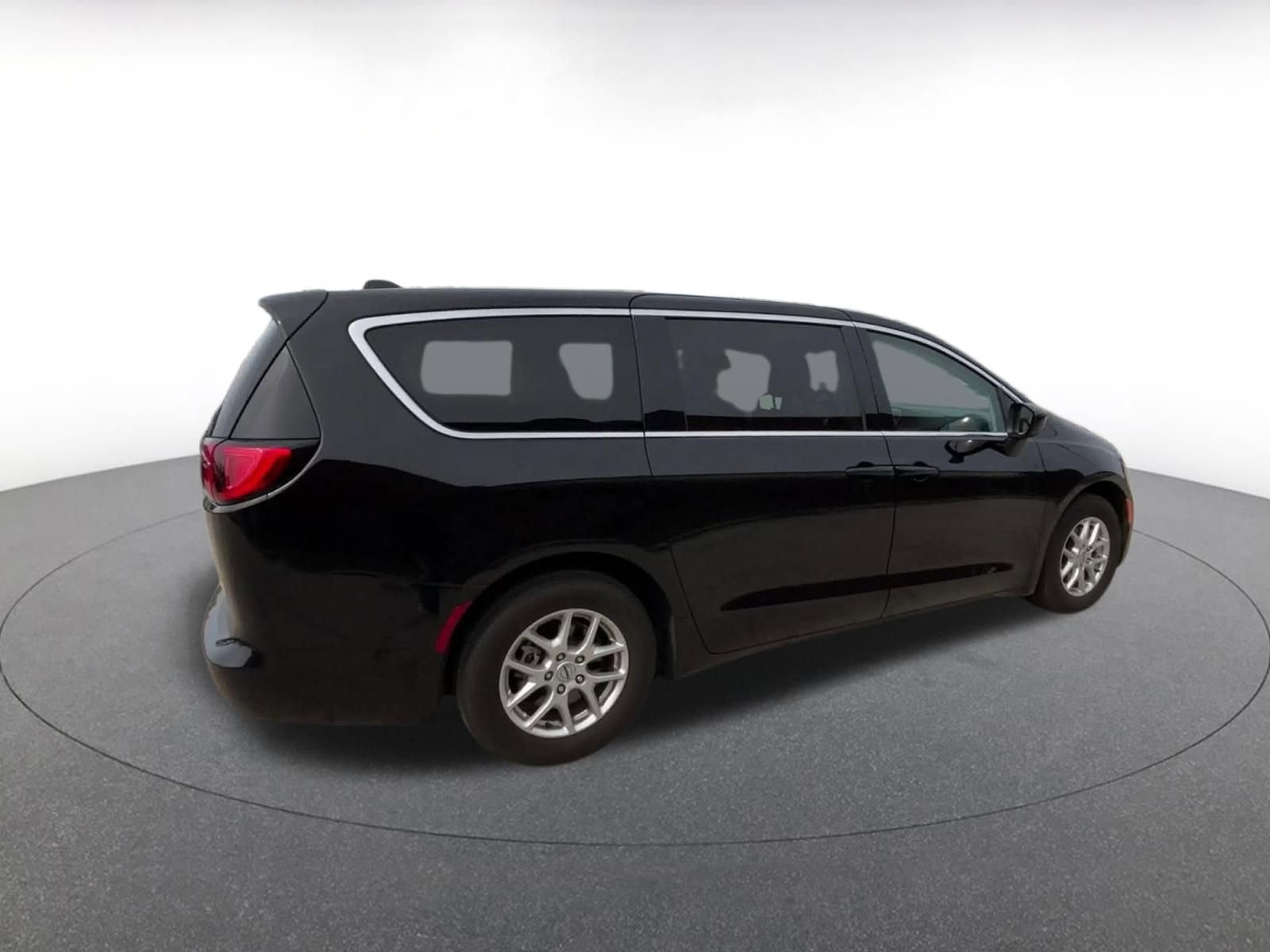 Used 2024 Chrysler Voyager LX FWD image 14