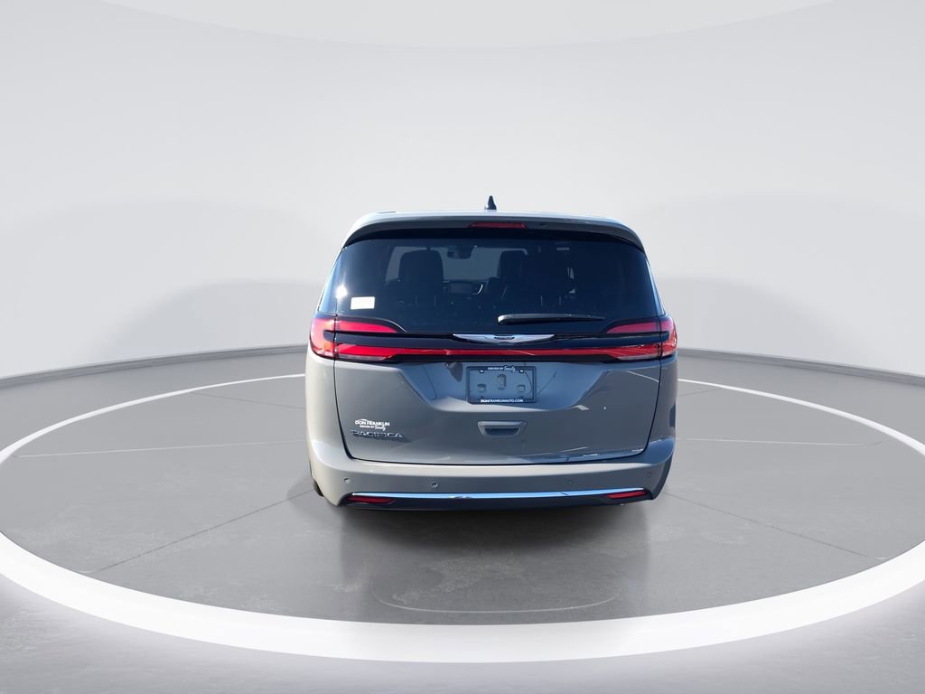 Used 2025 Chrysler Pacifica Select image 7