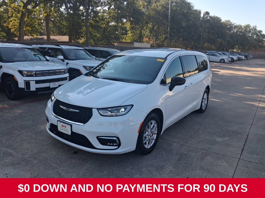 Used 2025 Chrysler Pacifica Select