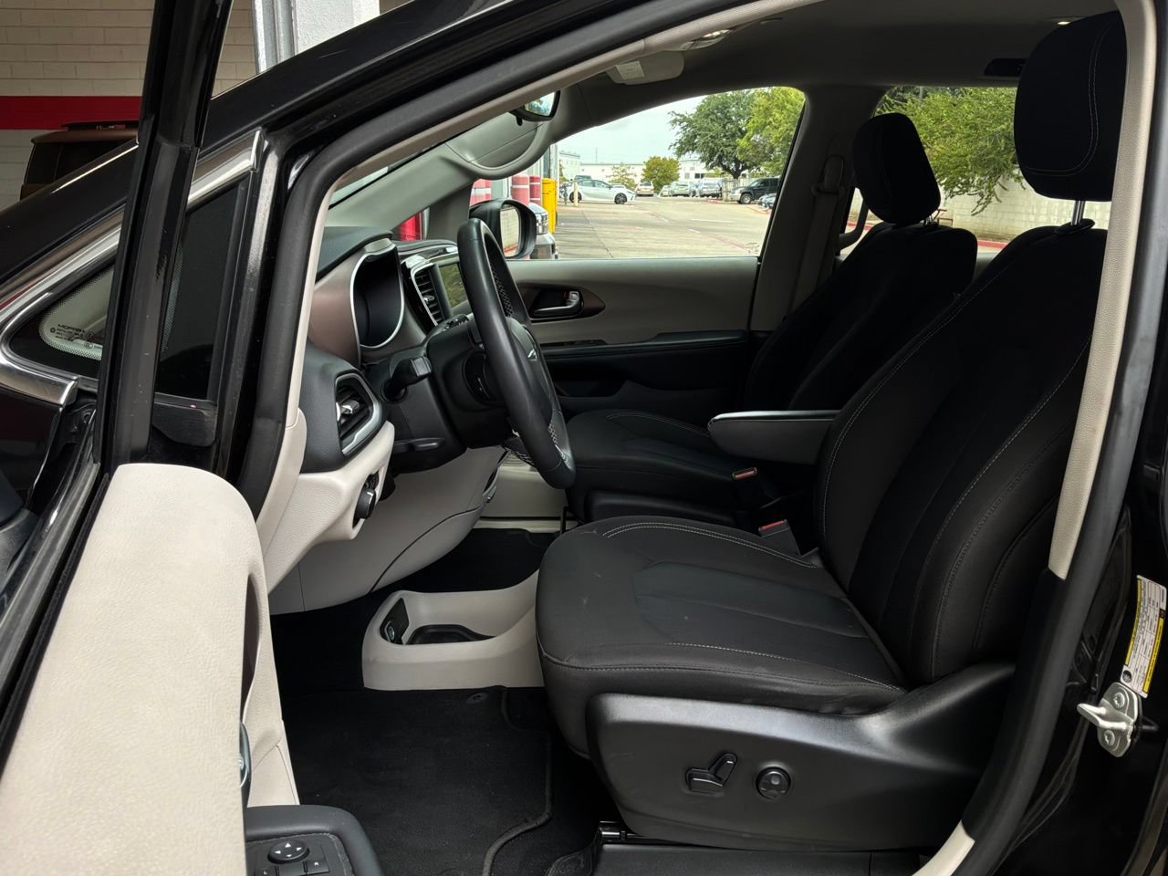 Used 2023 Chrysler Voyager LX FWD image 10
