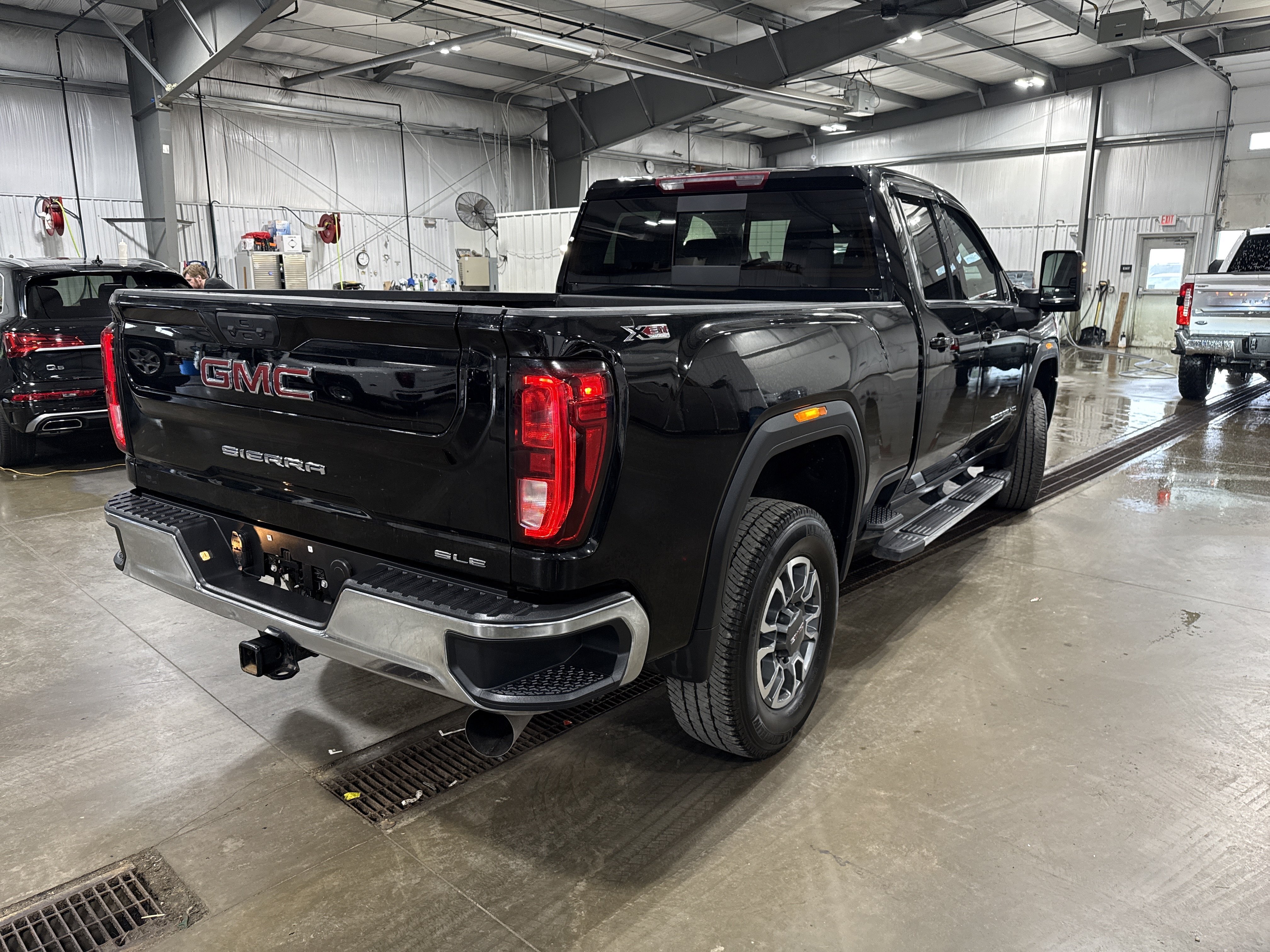 Used 2025 GMC Sierra 2500 SLE w/ Preferred Package AWD/4WD image 3