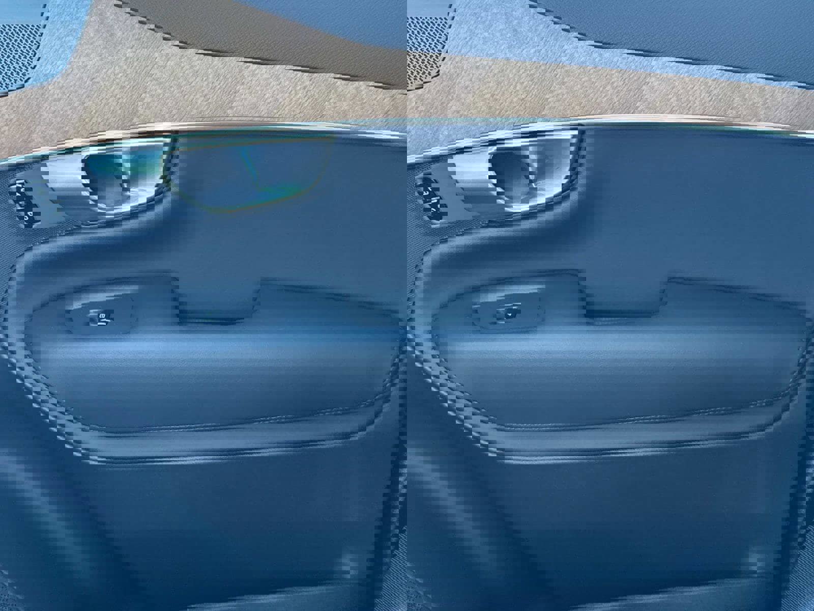 Certified 2024 Volvo XC90 T8 Plus w/ Protection Package Premier image 21