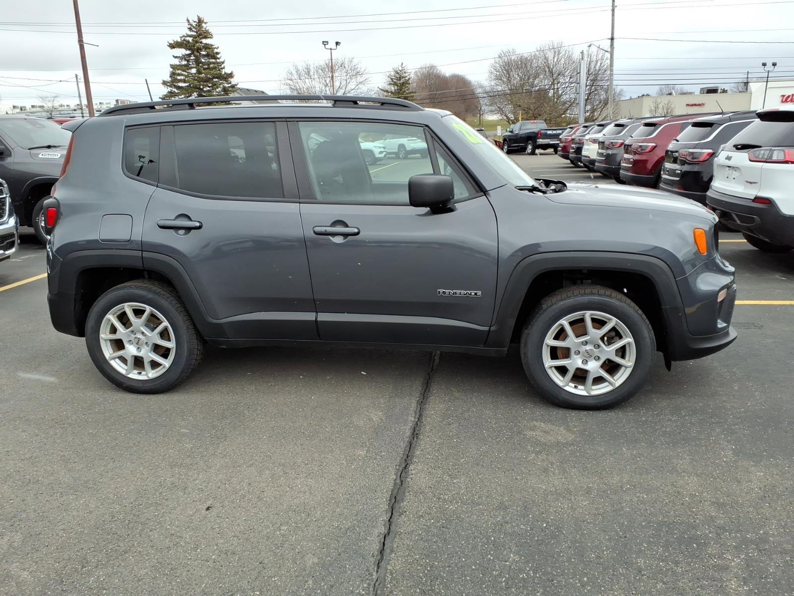 Used 2022 Jeep Renegade Latitude w/ Convenience Group image 4