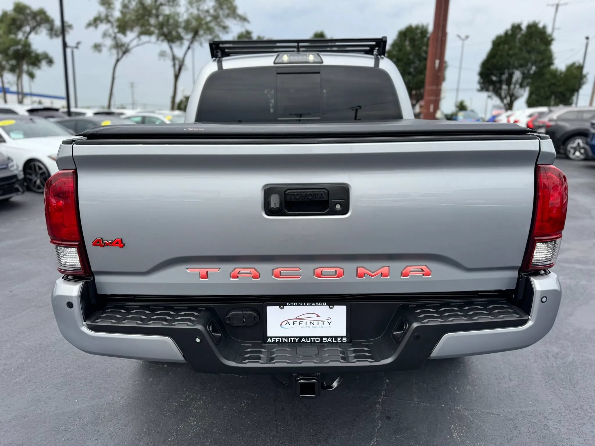 Used 2018 Toyota Tacoma TRD Off-Road w/ Technology Package AWD/4WD image 4