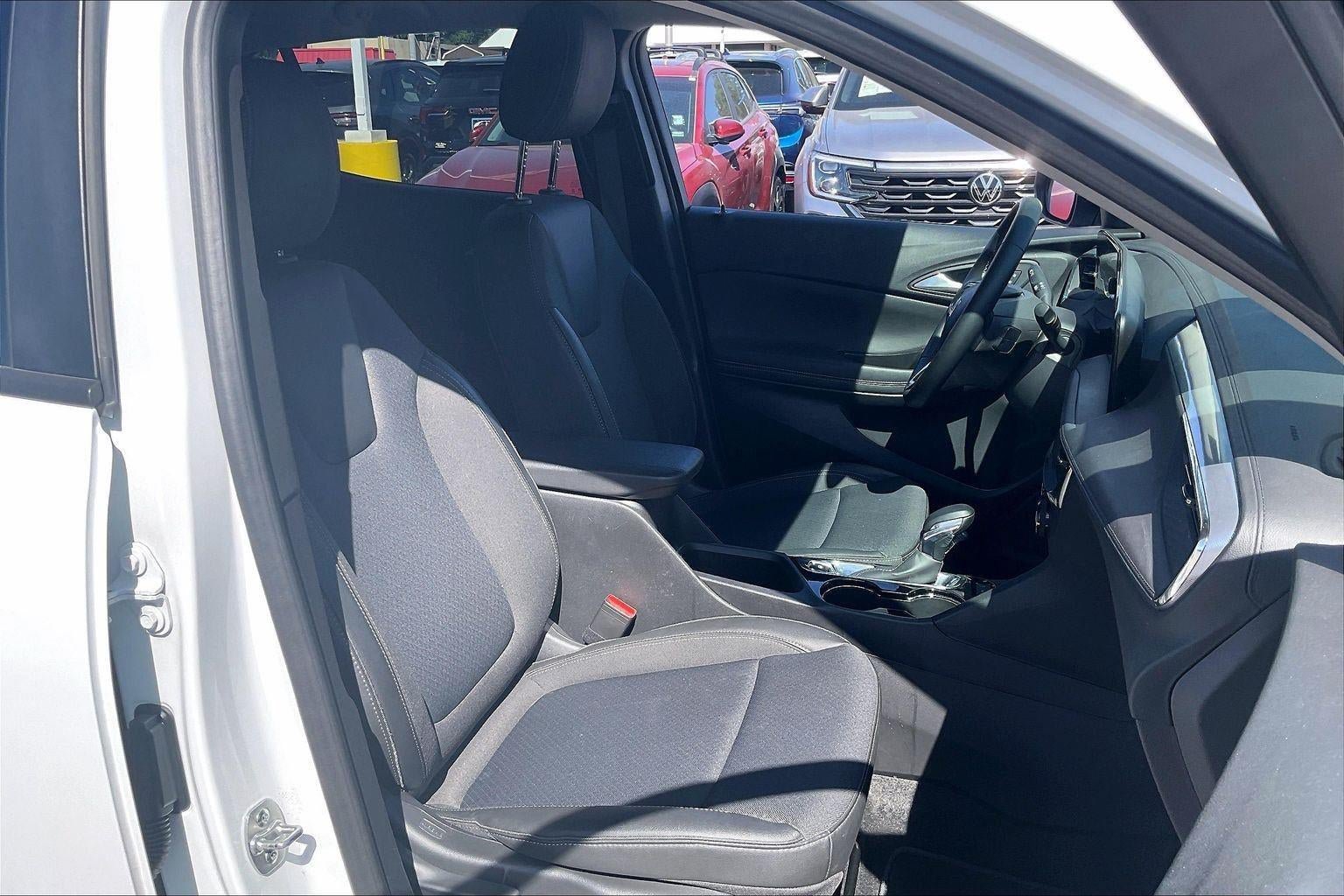 Used 2025 Buick Encore GX Preferred AWD/4WD image 8