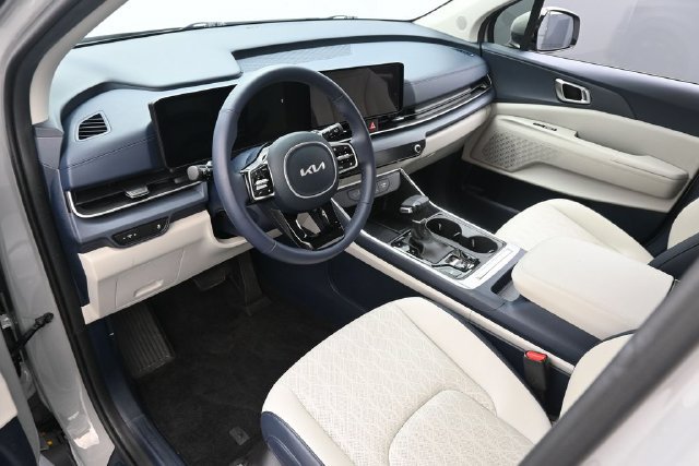 Used 2025 Kia Carnival EX FWD image 11