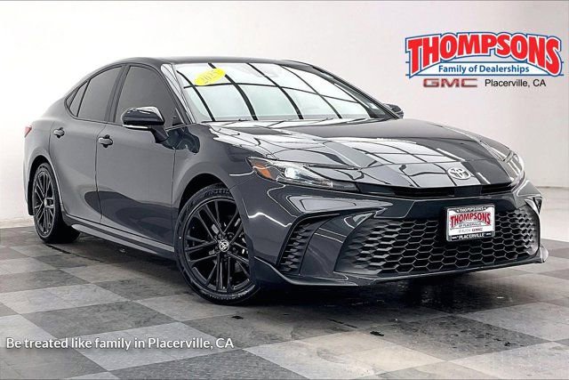 Used 2025 Toyota Camry SE w/ Convenience Package image 1