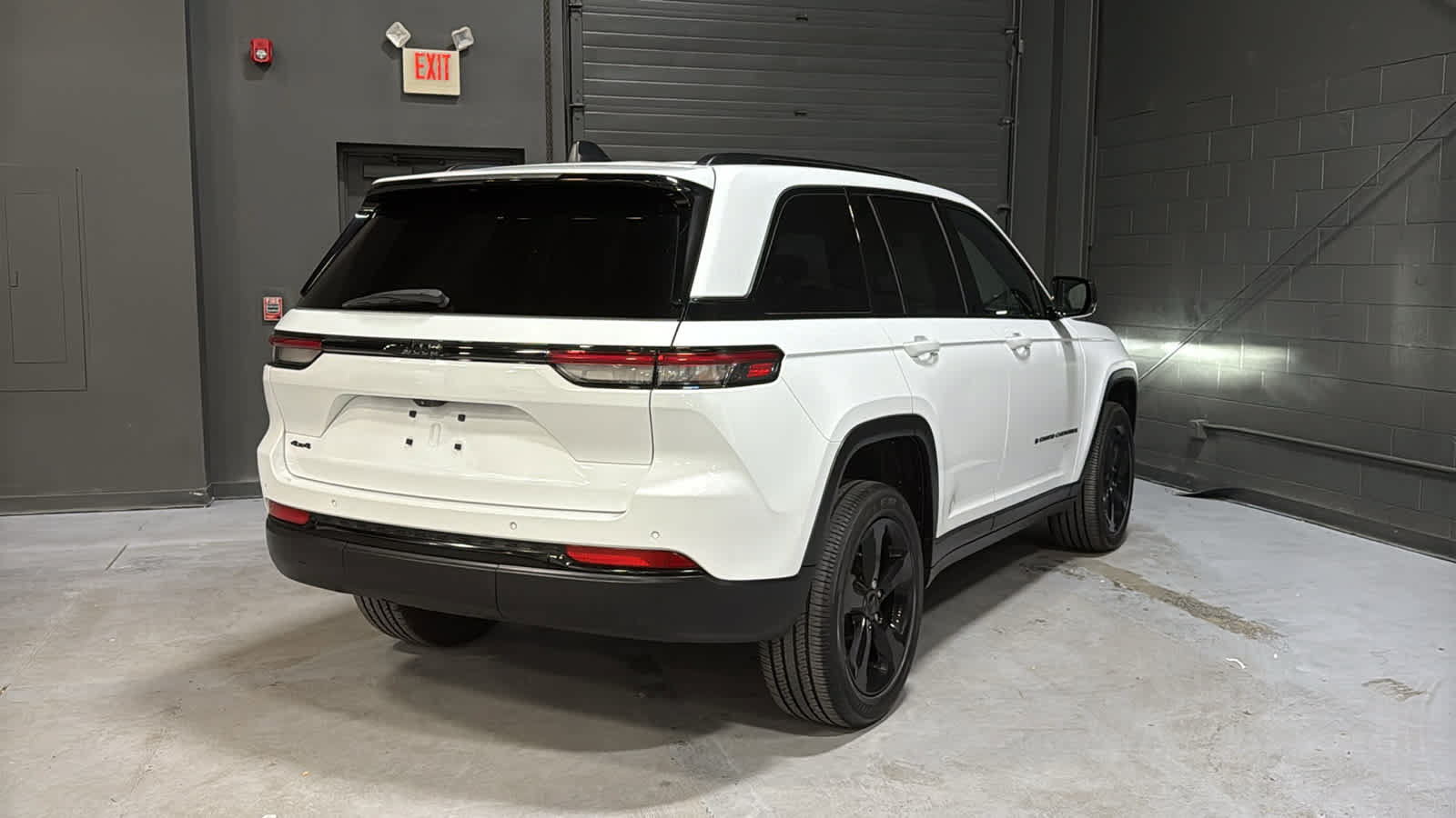 Used 2022 Jeep Grand Cherokee Altitude AWD/4WD image 4