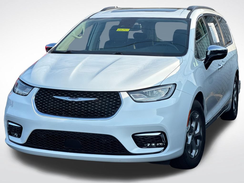 Used 2023 Chrysler Pacifica Limited w/ Uconnect Theater Family Group FWD image 6