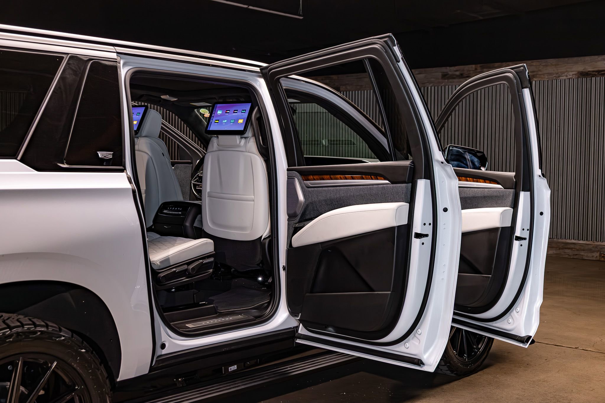 Used 2026 Cadillac Escalade ESV Platinum Sport w/ LPO, ONYX Package AWD/4WD image 30