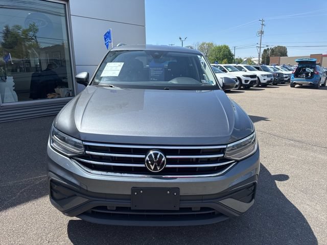Used 2024 Volkswagen Tiguan SE AWD/4WD image 3