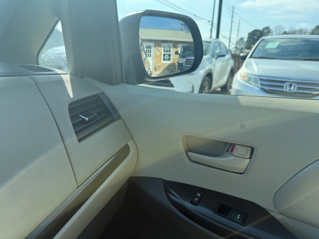 Used 2011 Toyota Sienna LE image 19