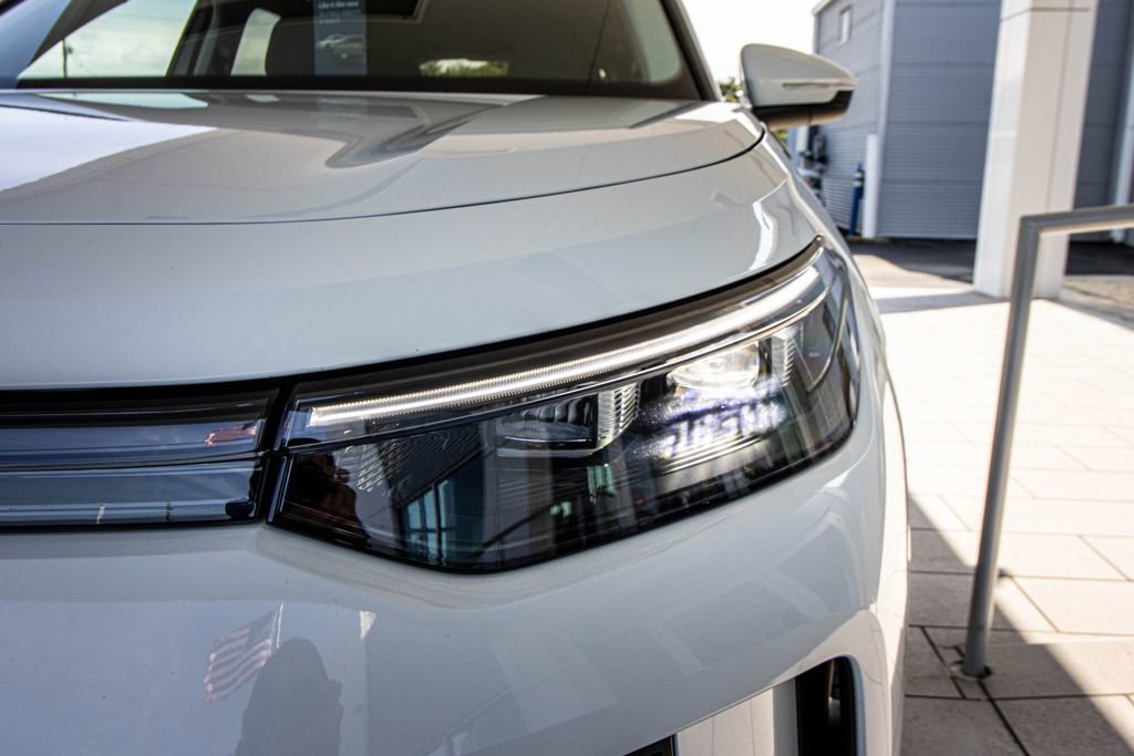 Certified 2025 Volkswagen Tiguan SE image 7