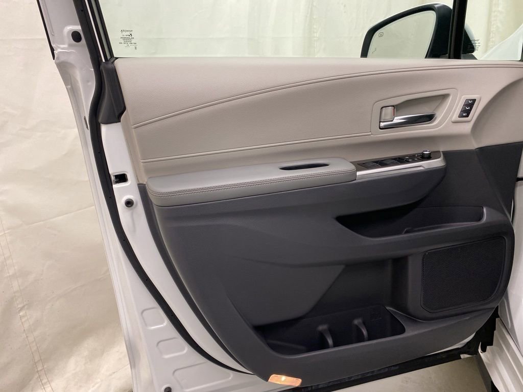 Used 2023 Toyota Sienna Limited AWD/4WD image 10