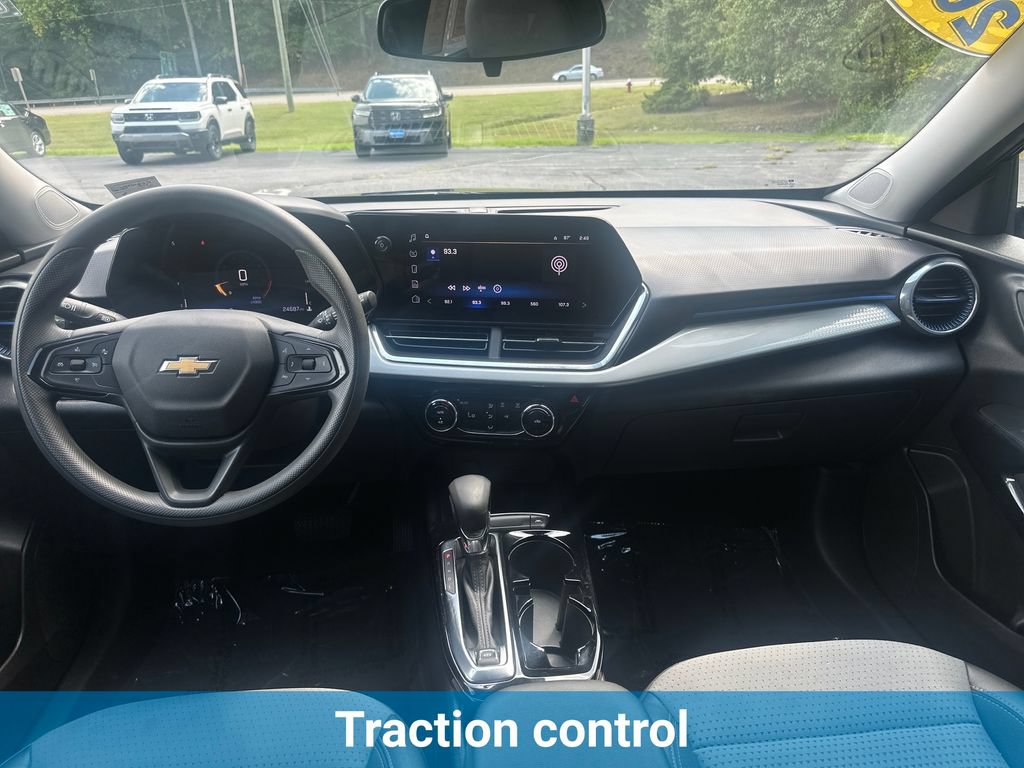 Used 2025 Chevrolet Trax LT FWD image 16