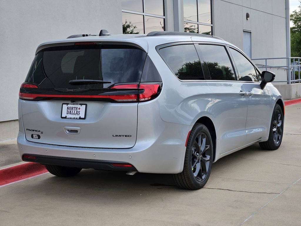 New 2026 Chrysler Pacifica Limited FWD image 3
