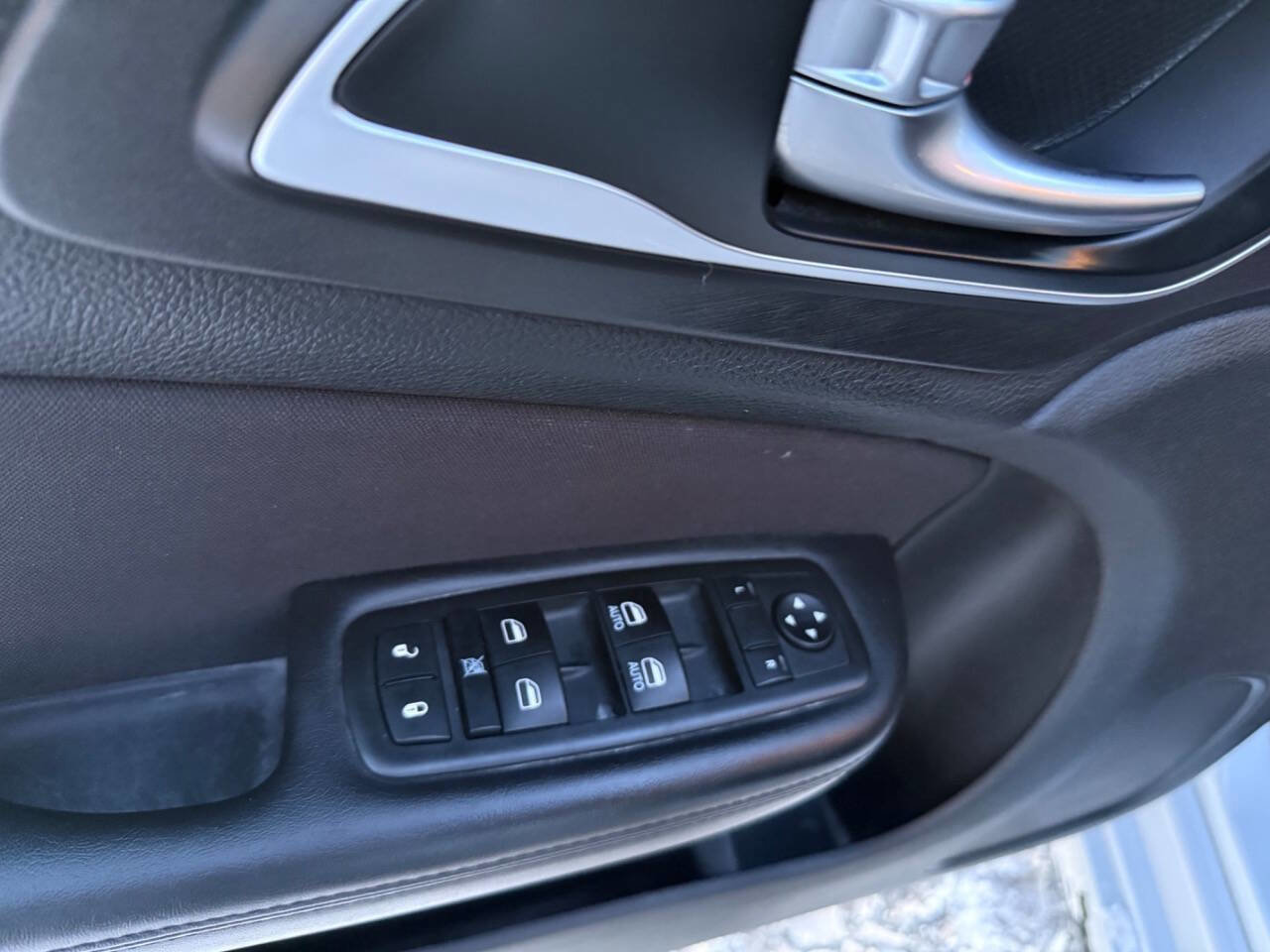 Used 2015 Chrysler 200 Limited w/ Convenience Group image 15