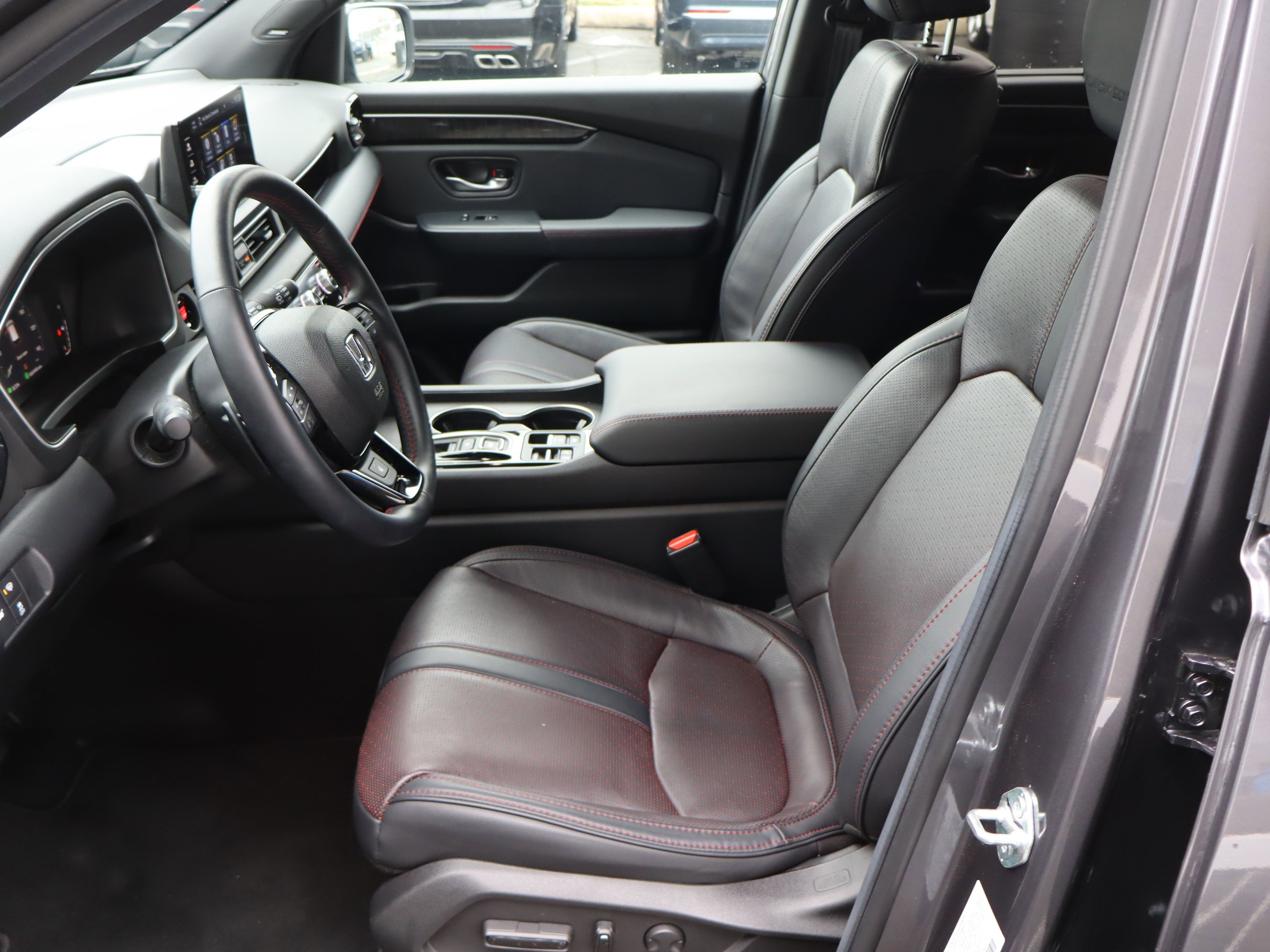 Used 2025 Honda Pilot Black Edition image 16