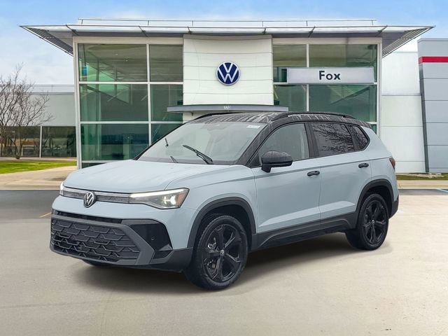 New 2026 Volkswagen Taos SE image 2