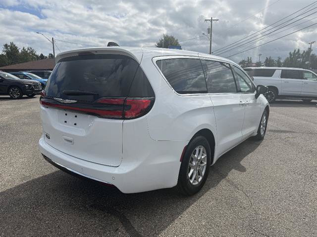 Used 2024 Chrysler Pacifica Touring-L FWD image 8