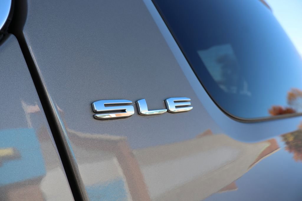 Used 2023 GMC Acadia SLE w/ Driver Convenience Package image 32