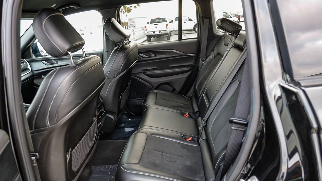 Used 2025 Jeep Grand Cherokee Altitude AWD/4WD image 22