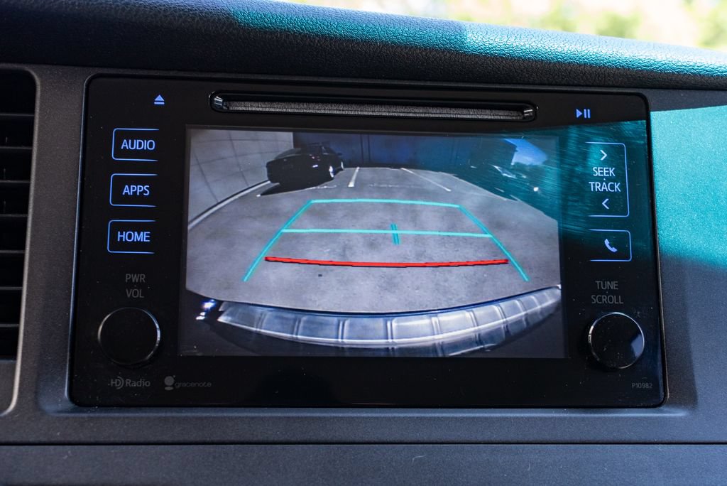 Used 2015 Toyota Sienna LE FWD image 17