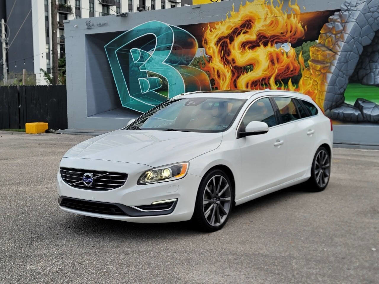 Used 2015 Volvo V60 T5 Platinum image 1