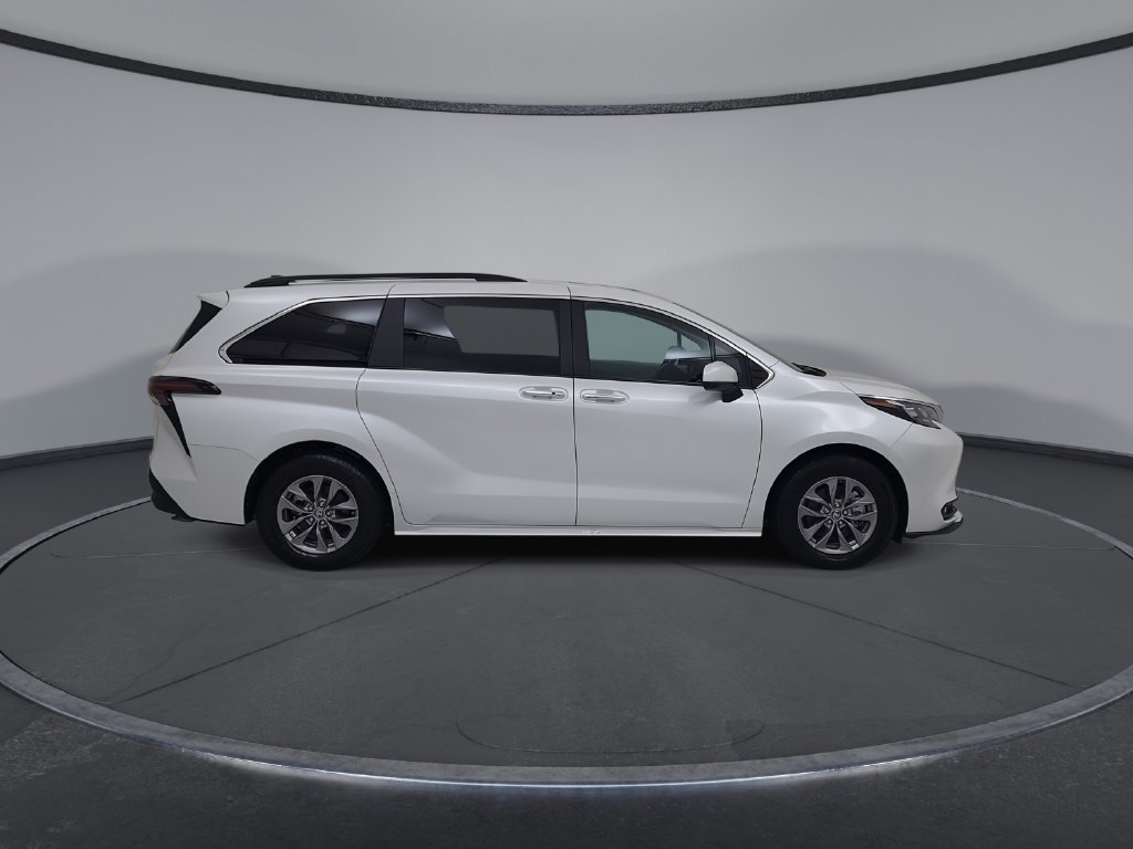 Used 2025 Toyota Sienna XLE FWD image 18