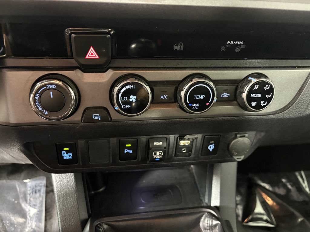 Used 2018 Toyota Tacoma TRD Off-Road w/ Technology Package AWD/4WD image 19