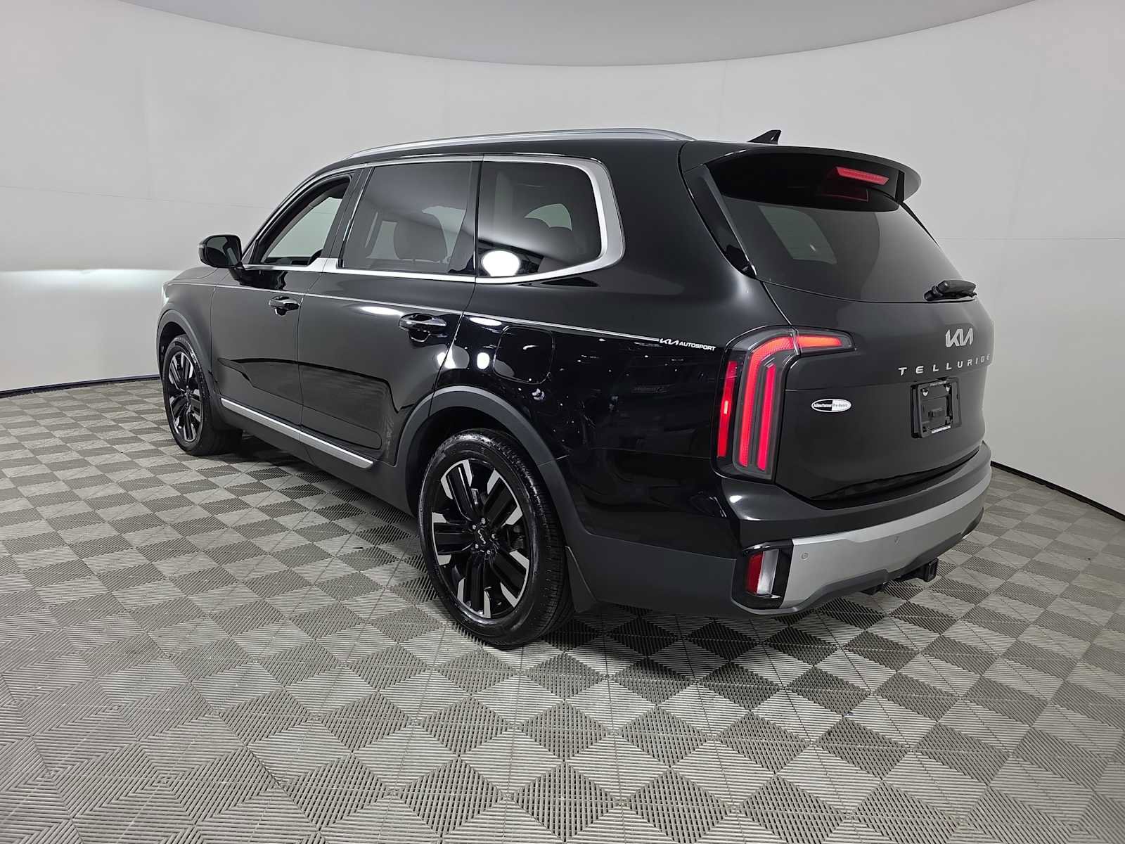 Used 2024 Kia Telluride SX w/ Towing Package image 12