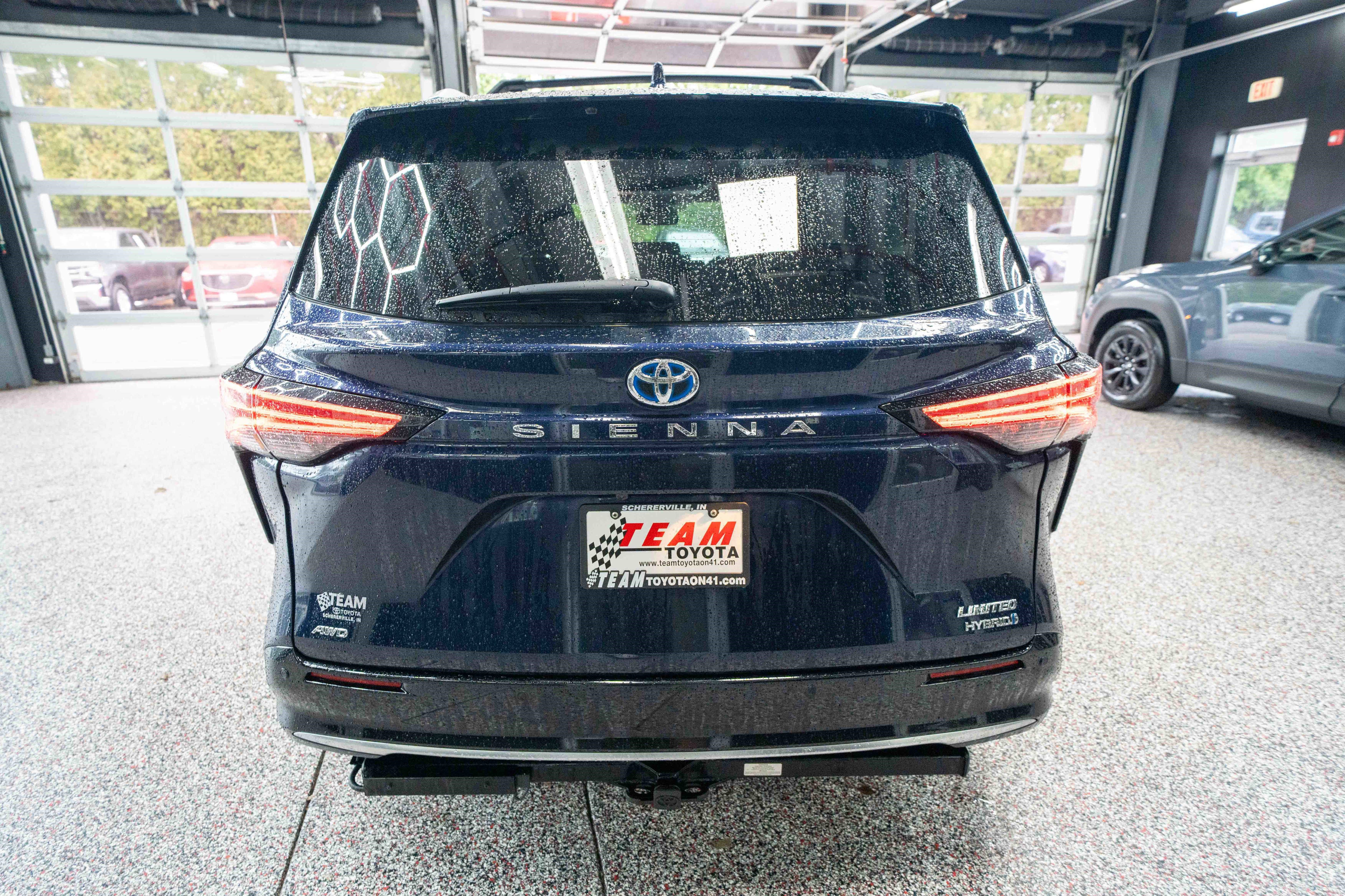 Used 2023 Toyota Sienna Limited image 3