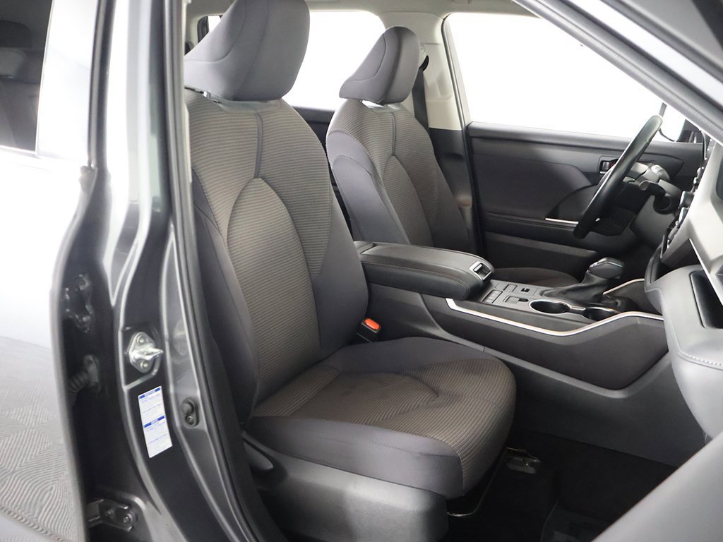 Used 2022 Toyota Highlander LE image 29