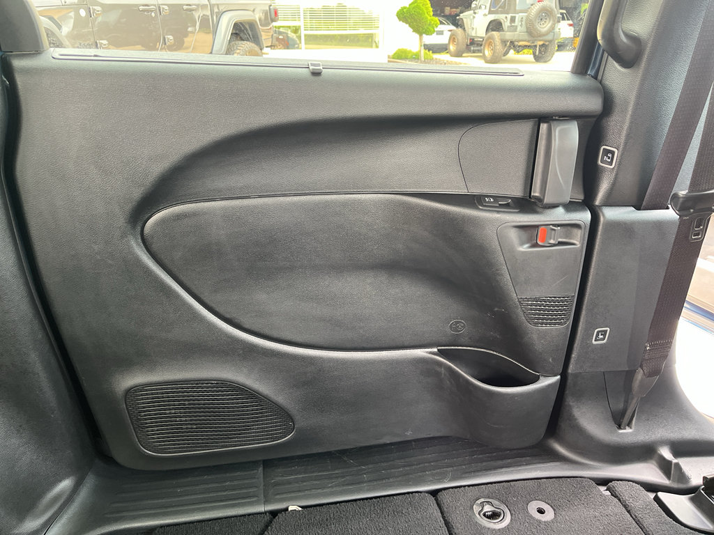 Used 2025 Chrysler Pacifica Select FWD image 36